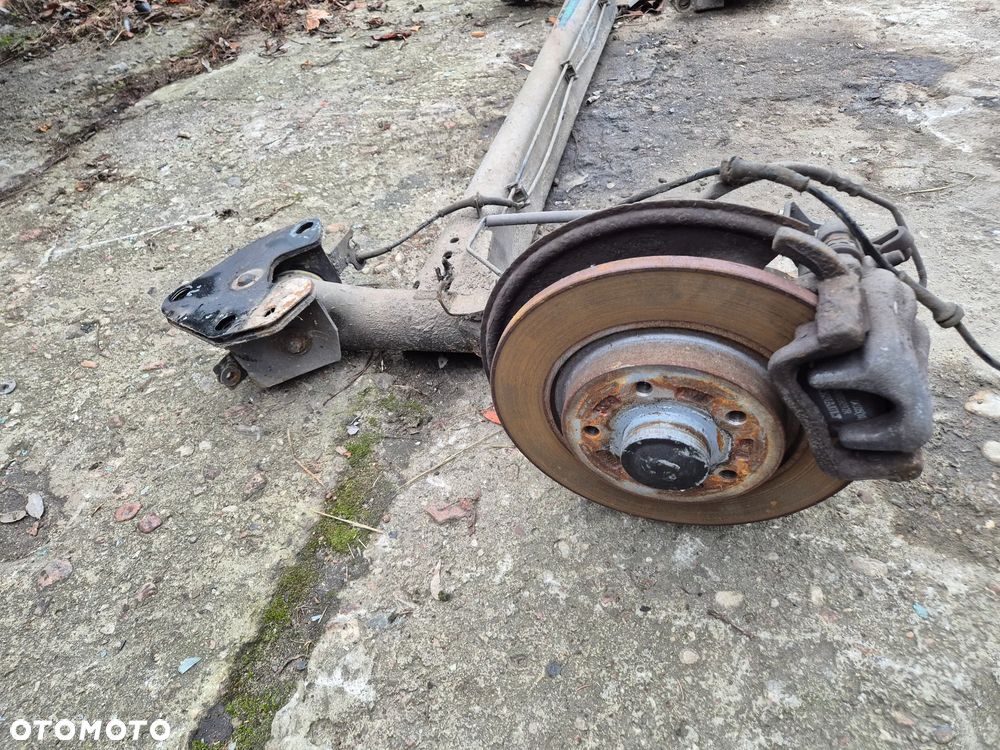 BELKA ZAWIESZENIA TYŁ PIASTY ZACISKI RENAULT KANGOO II 07-21r. - 2