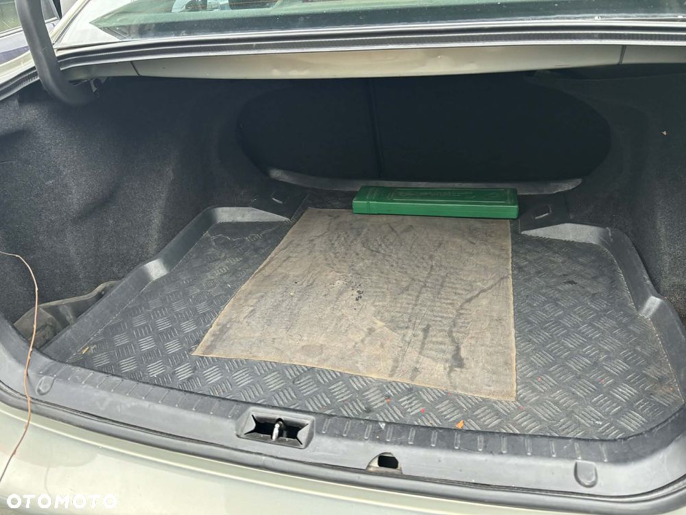 Toyota Avensis 2.0 VVT-i High - 13