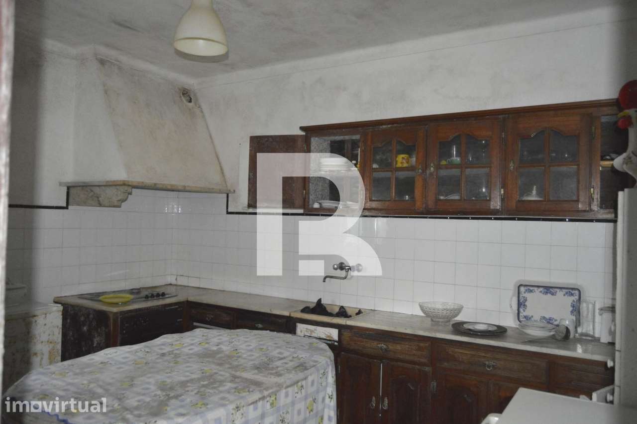 Prédio de 2 pisos p/ reabilitação no centro de Salvaterra de Magos - Grande imagem: 5/44