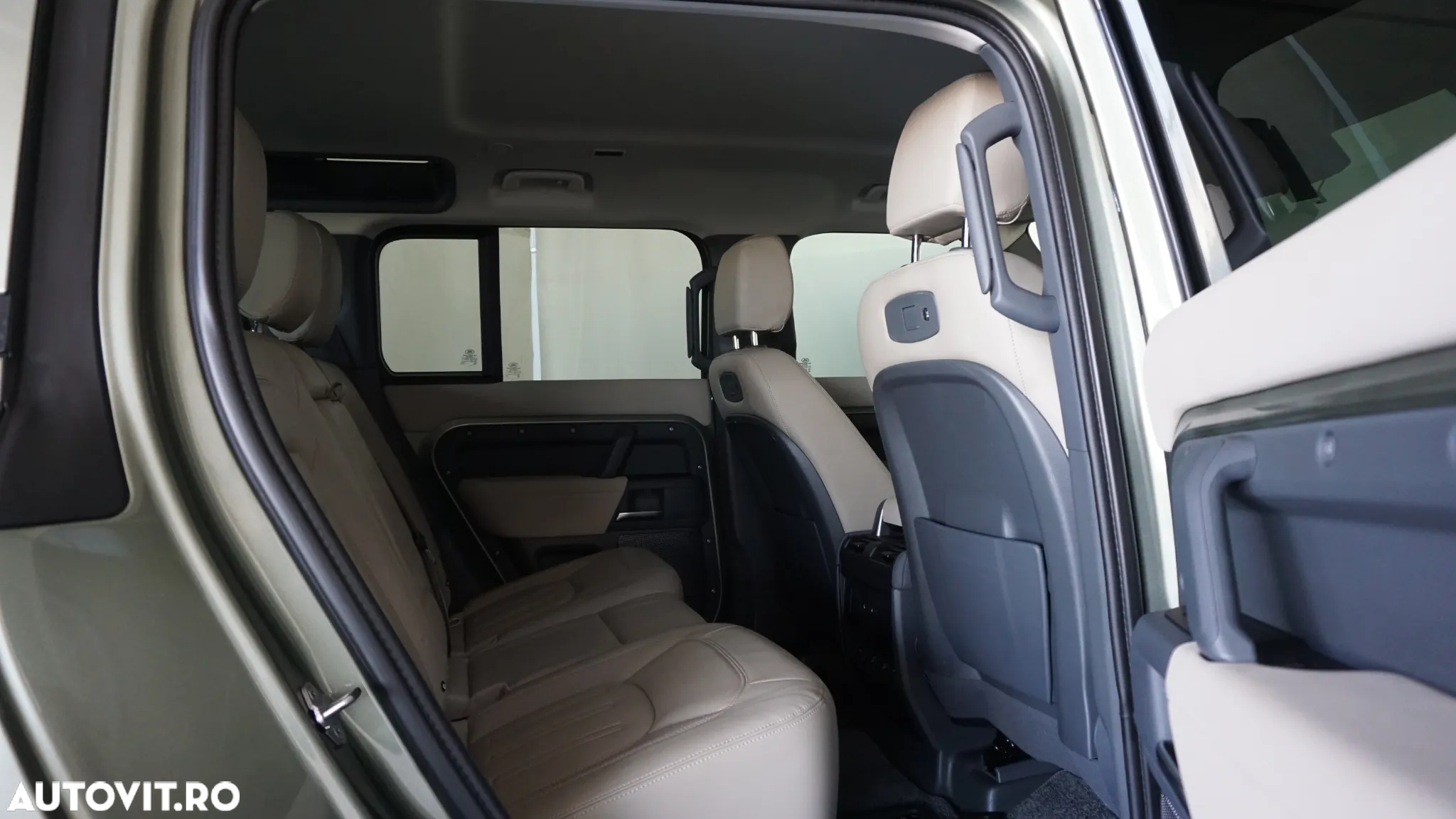Land Rover Defender 110 2.0P 300 S - 32