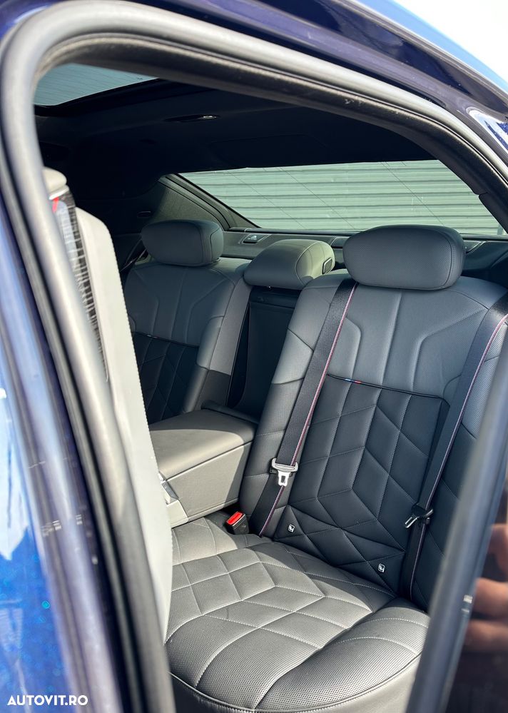 BMW Seria 7 740d xDrive MHEV - 11