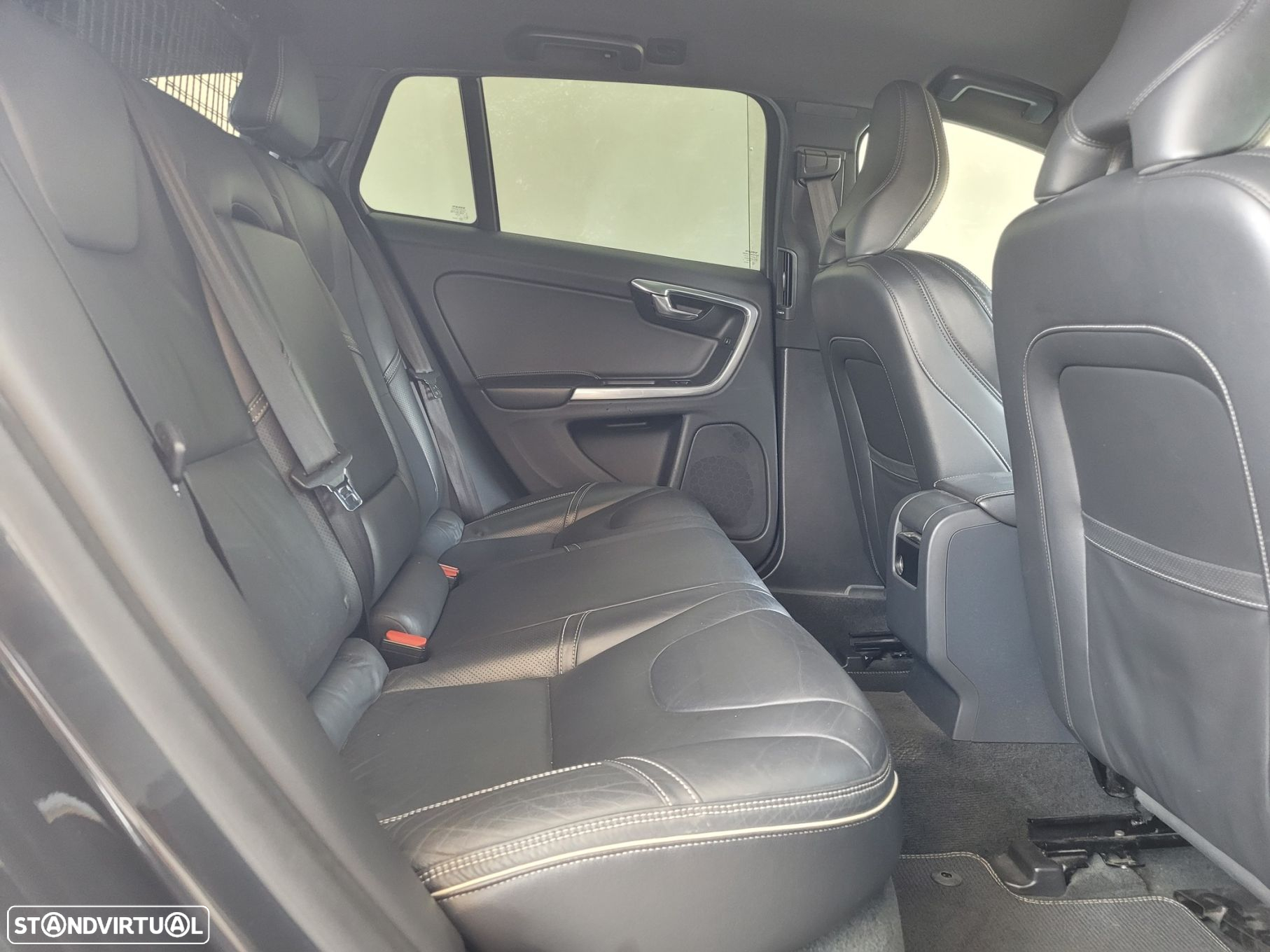 Volvo V60 2.4 D6 R-Design AWD Phev - 16