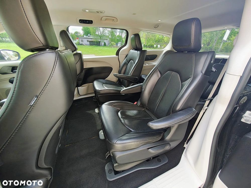 Chrysler Pacifica - 17