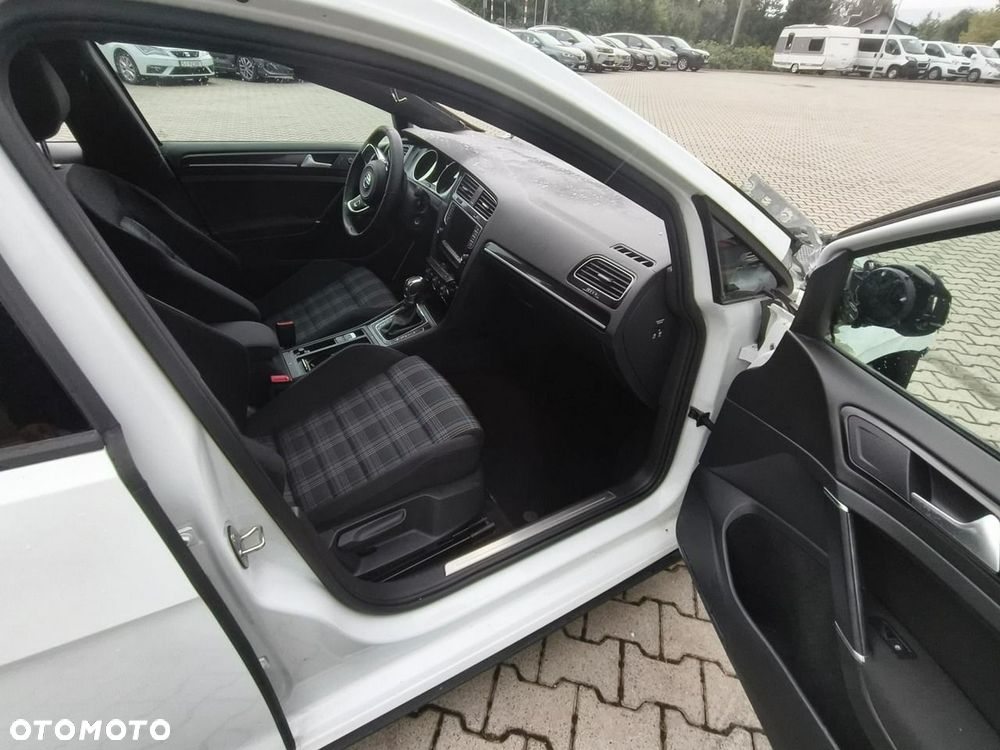 Volkswagen Golf - 10