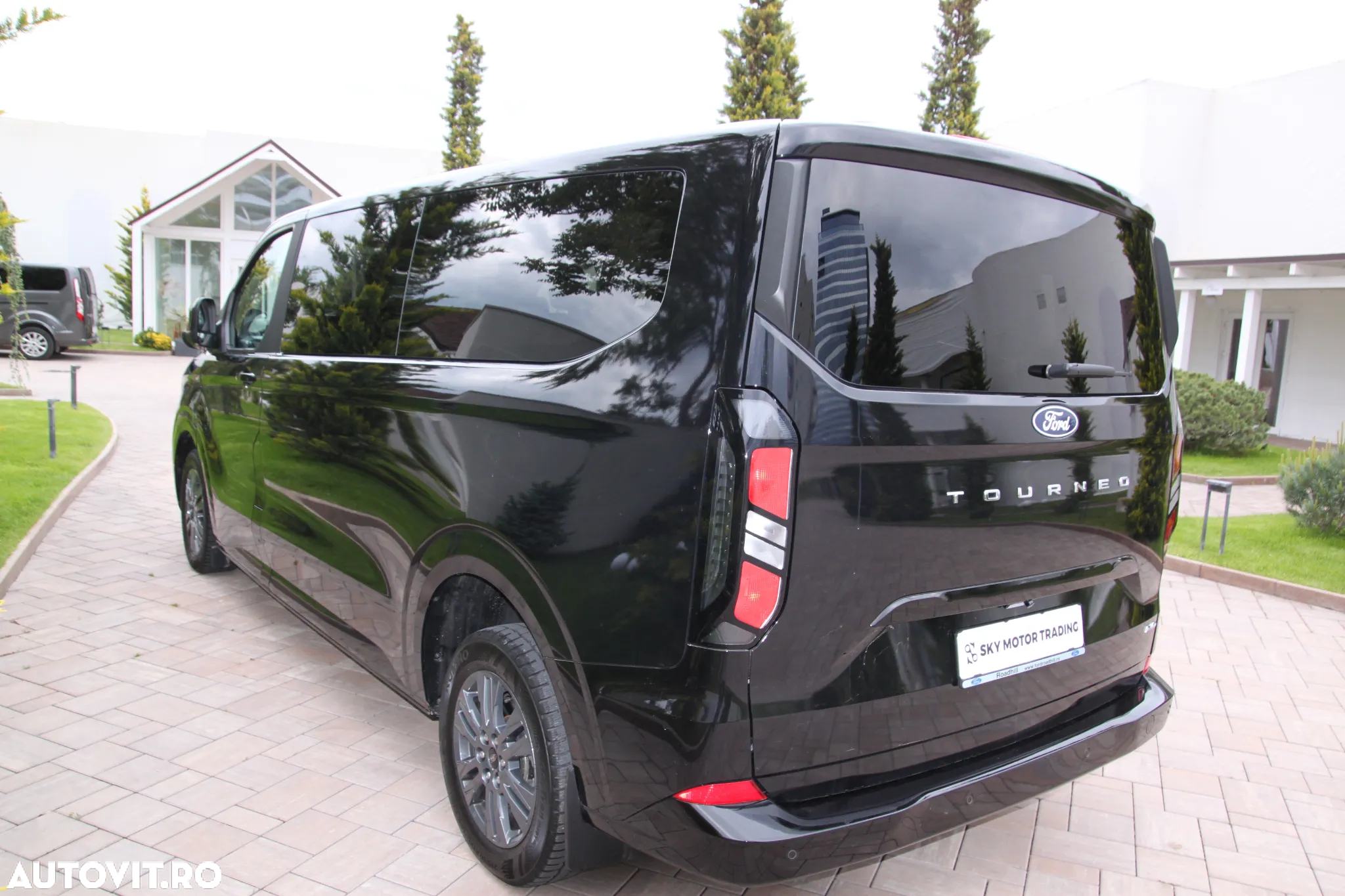 Ford Tourneo Custom Bus 320L 2.0 EcoBlue 170 CP 8AT L2H1 AWD Titanium - 36