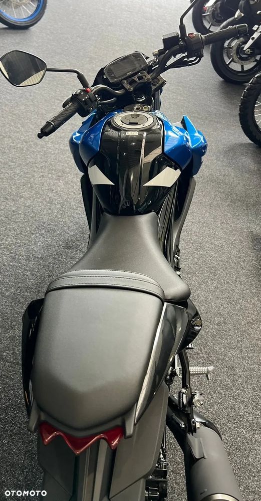 Suzuki GSX - 12