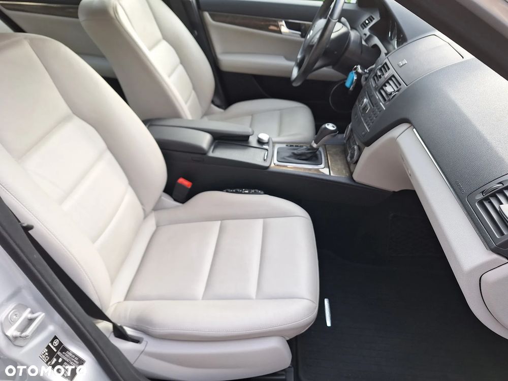 Mercedes-Benz Klasa C 250 CGI BlueEff Elegance - 34