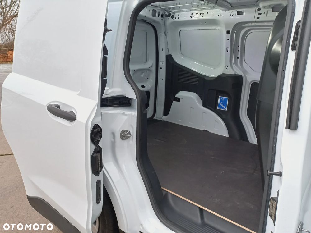 Ford Transit Courier - 22