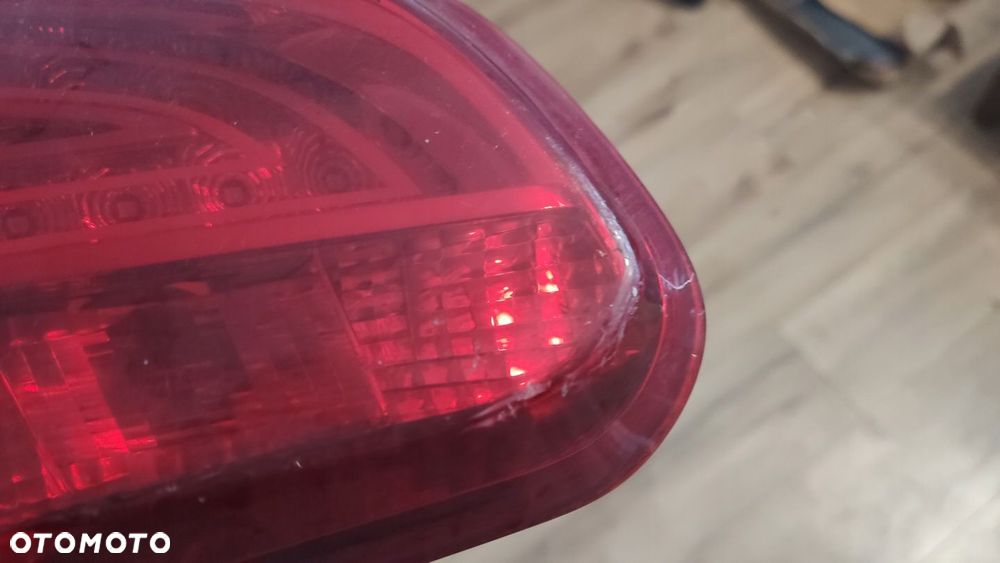 LAMPA LEWY TYŁ W KLAPĘ KIA CEED II HB 12-16 - 2