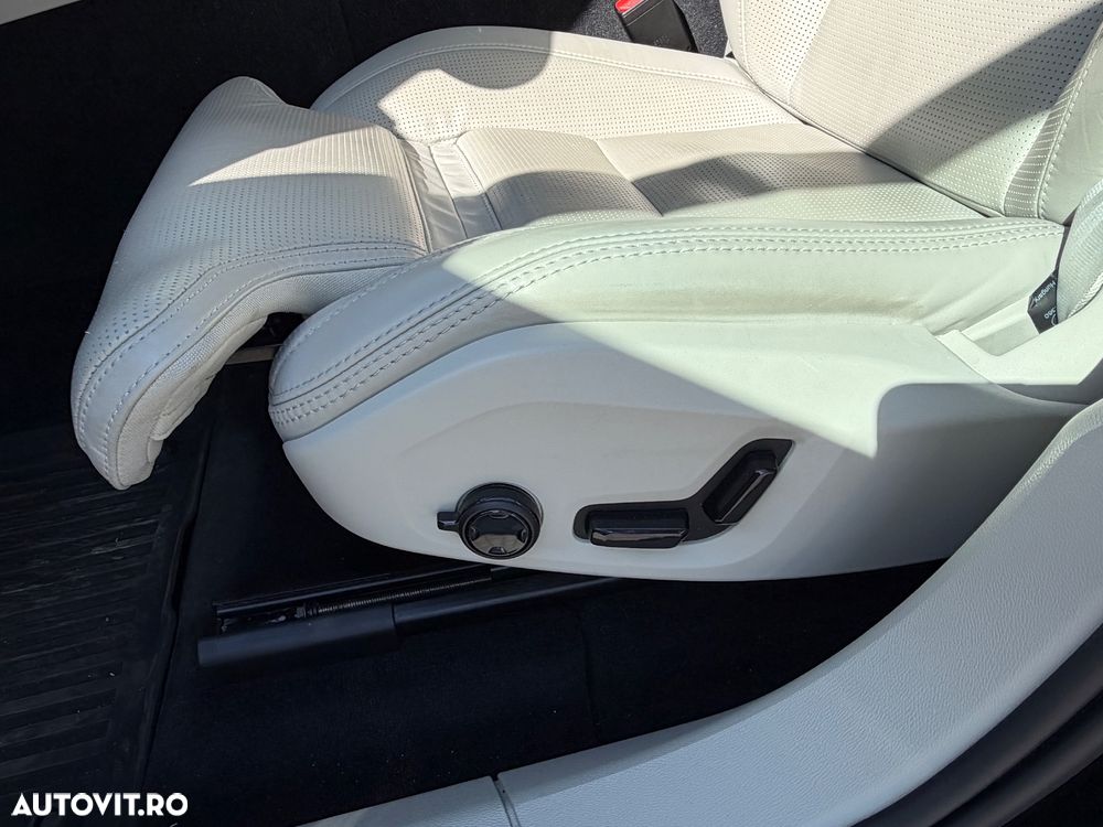 Volvo XC 60 B4 MHEV AT AWD Ultimate Dark - 17