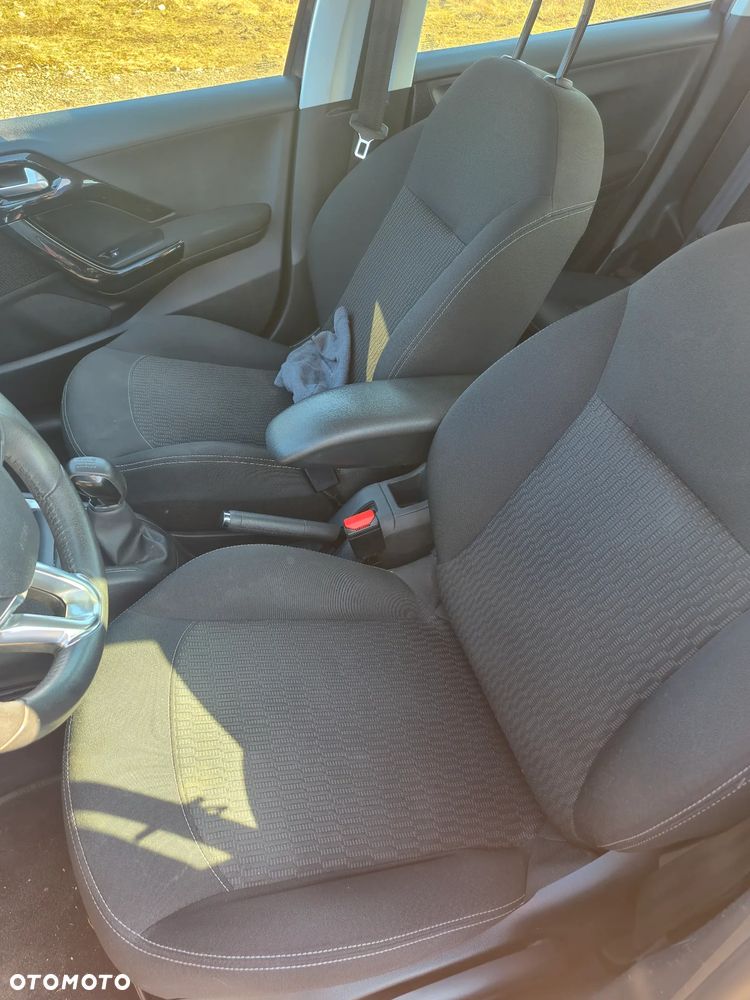 Peugeot 208 - 11