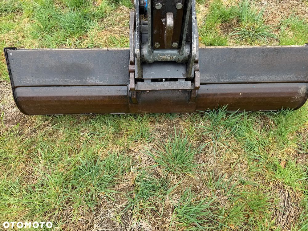 Wacker Neuson 6503 Koparka Kołowa 7ton. Nowe Podwójne Opony z felgami dodatkowe! Niski Przebieg. Maszyna w Bardzo ładnym Stanie. Pochodzi z Komuny Norweskiej. Silnik YANMAR 65KM. Zero luzów wycieków 2 łyżki Okazja. Maszyna pracowała sporadycznie przy lekkich pracach publicznych. Zero zużycia. Dekra 2026r Dokumentacja. Stabilizatory. Zamki na tłokach. 3 sekcje Hydrauliczne. Szybka wolna Jazda. Silnik YANMAR - 27