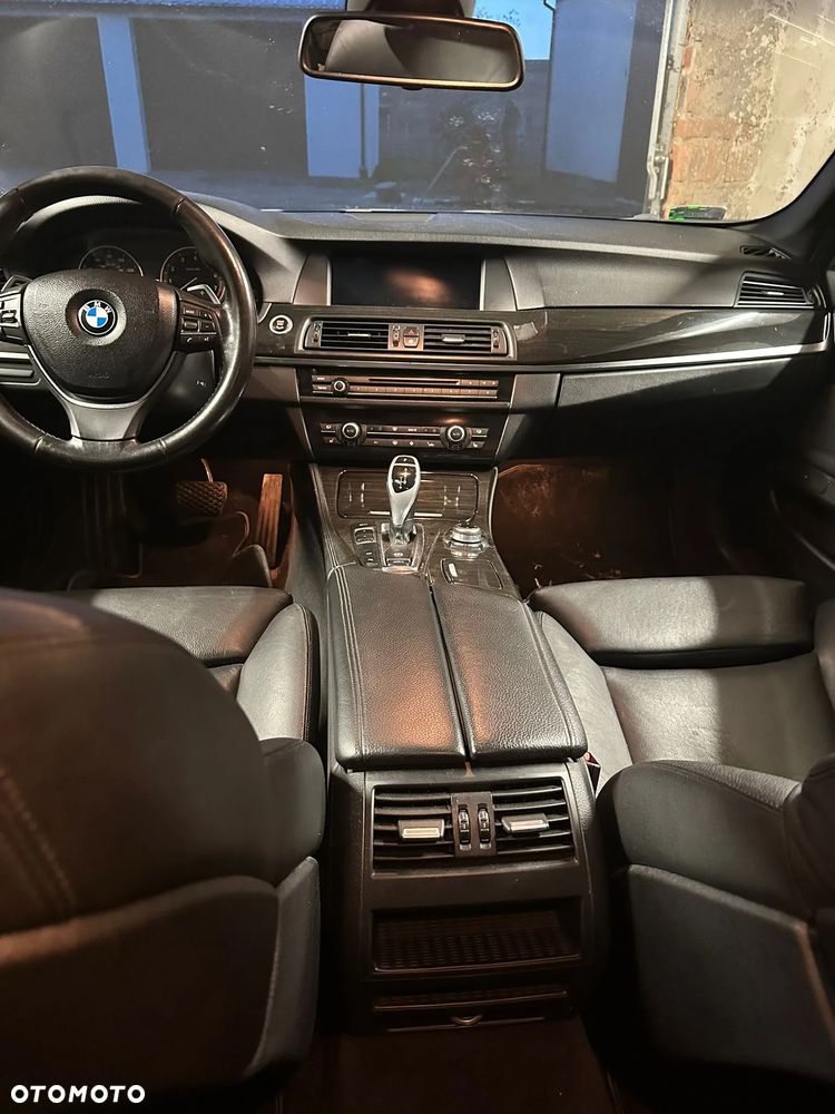 BMW Seria 5 550i - 8