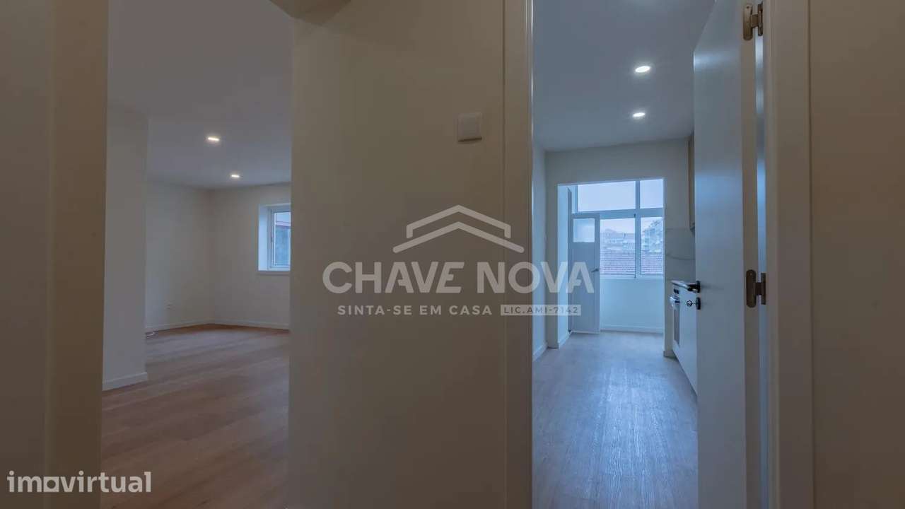 T2 c/ Varanda no Largo Soares dos Reis, Vila Nova de Gaia - Grande imagem: 4/37