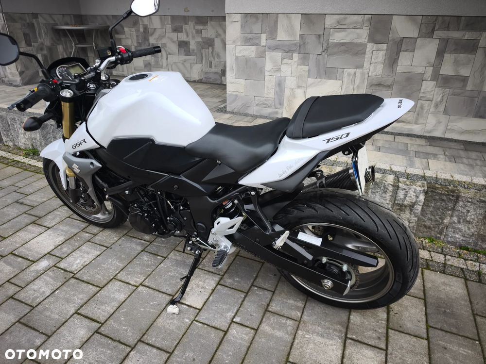 Suzuki GSR - 32