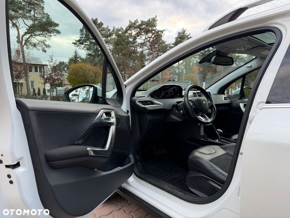 Peugeot 2008 1.2 Pure Tech Allure S&S EAT6 - 19