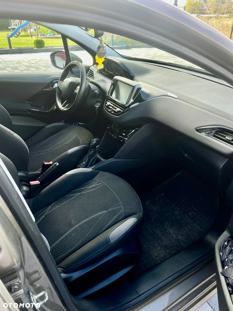 Peugeot 208 - 11