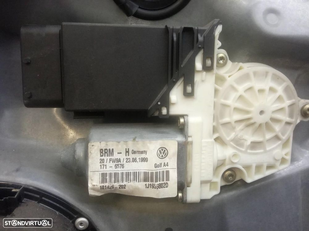 ELEVADOR DE VIDRO FRONTAL DIREITO VOLKSWAGEN GOLF IV 1999 -101426202 - 2