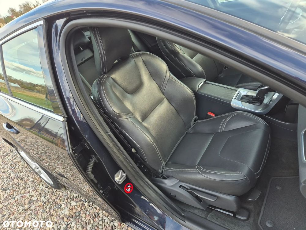 Volvo V60 D6 AWD Plug-in Hybrid R-Design Momentum - 10