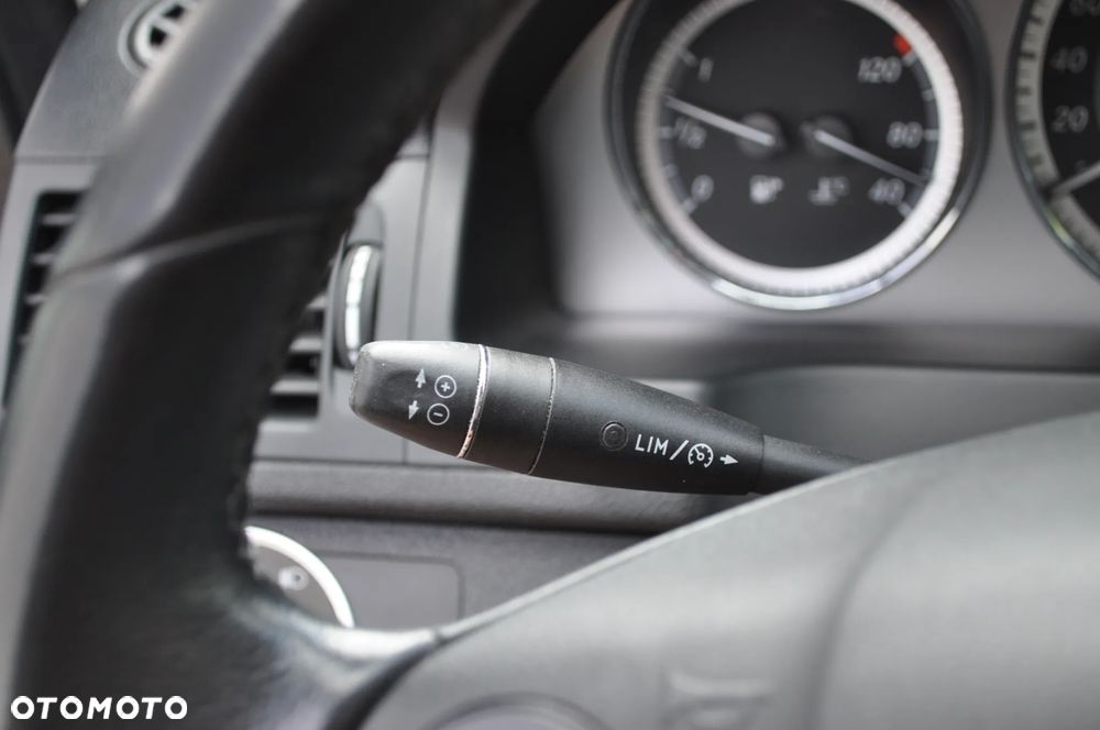 Mercedes-Benz Klasa C 200 CGI Automatik BlueEFFICIENCY Avantgarde - 26