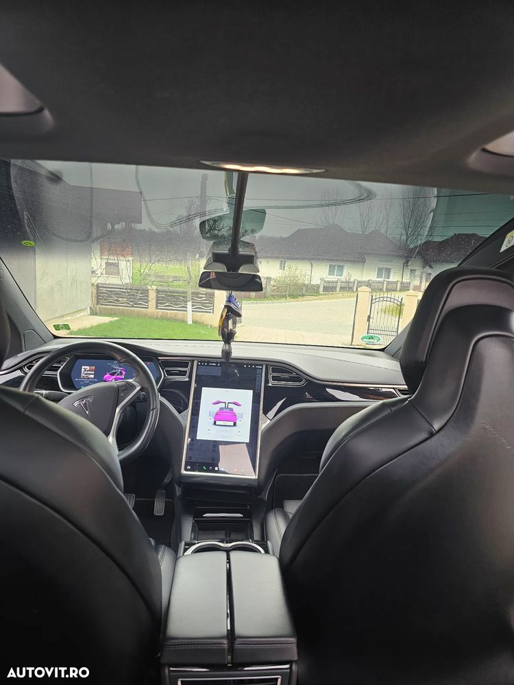 Tesla Model X - 11