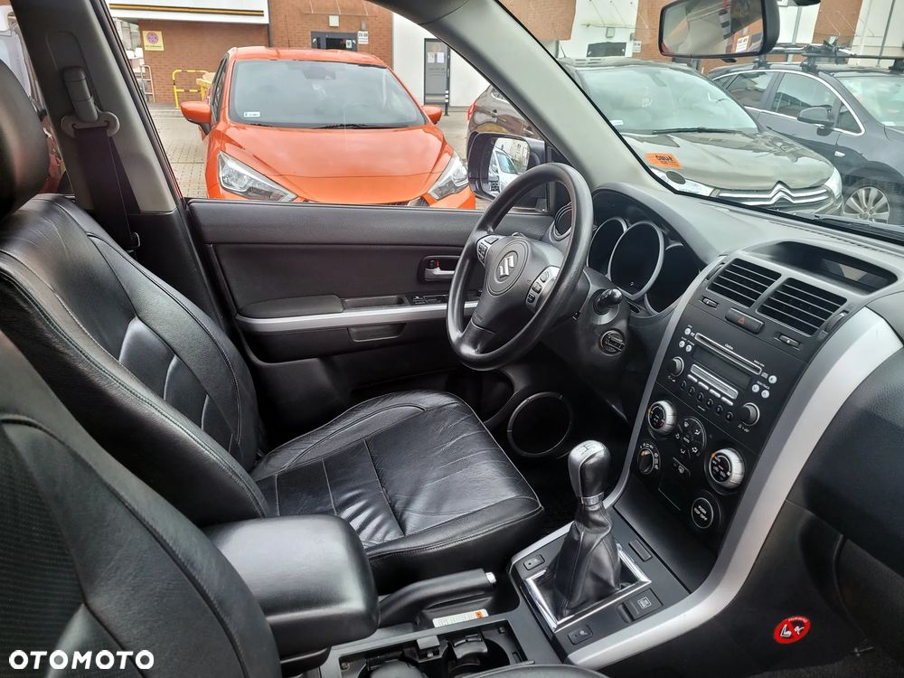 Suzuki Grand Vitara 2.0 Comfort + - 9
