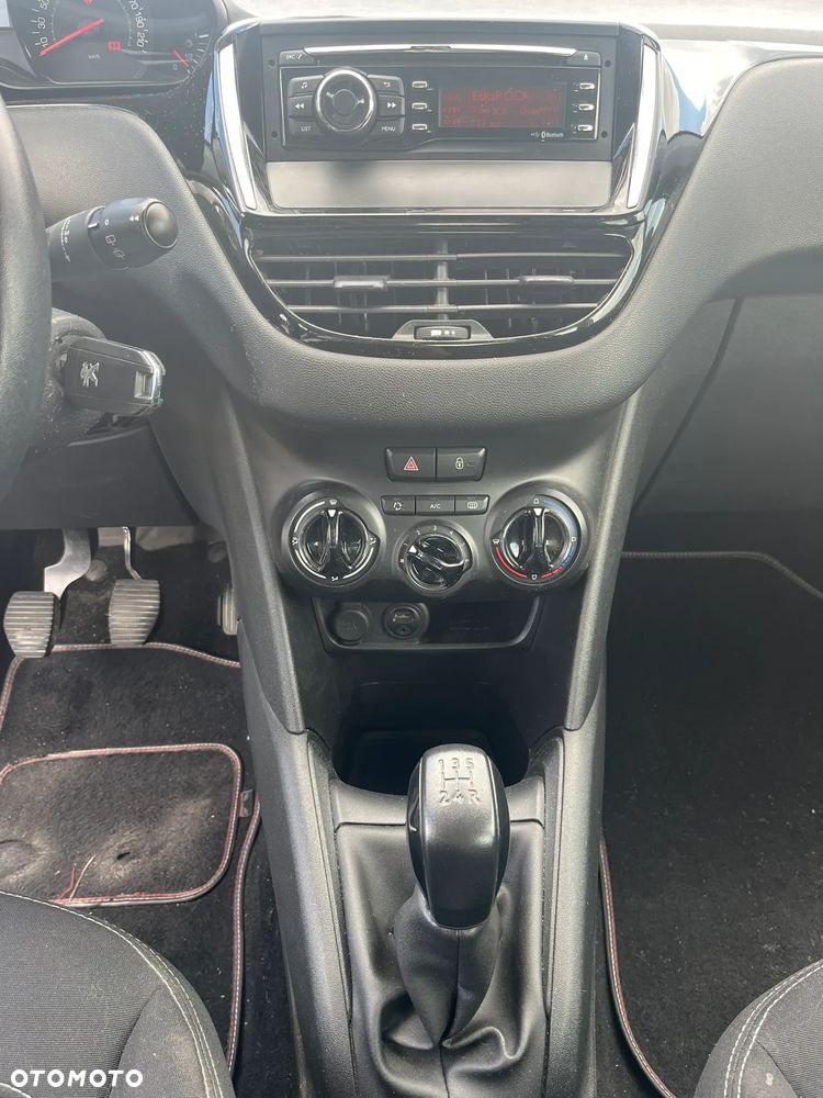 Peugeot 208 - 8