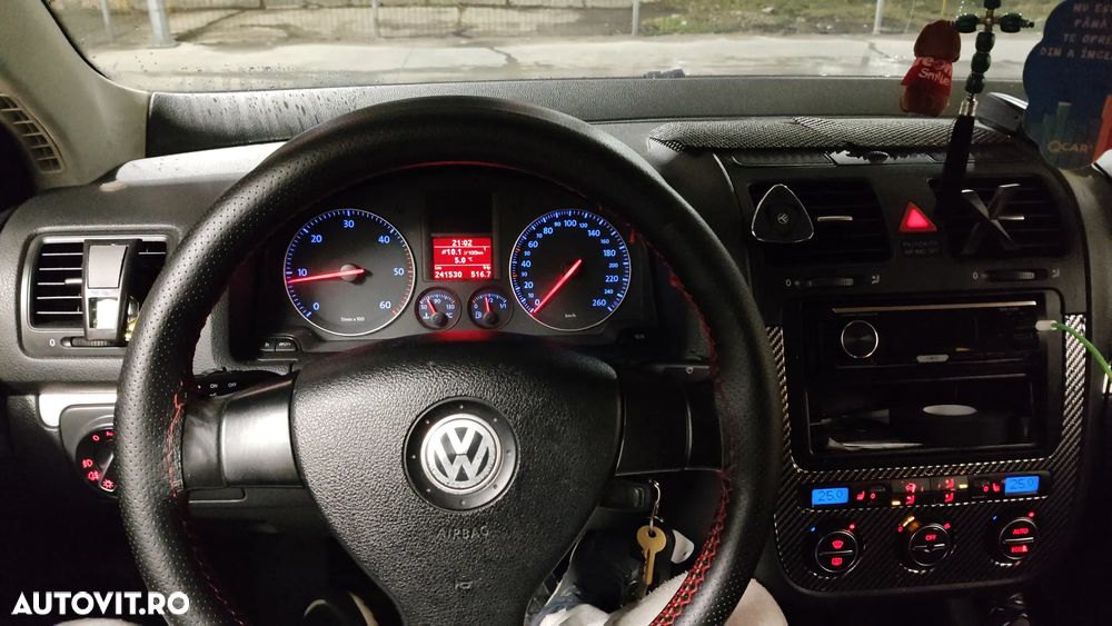 Volkswagen Jetta 2.0 TDI Sportline - 2