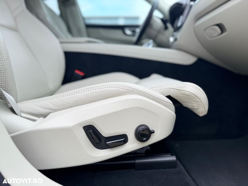 Volvo XC 60 B4 MHEV AT AWD Plus Dark - 18