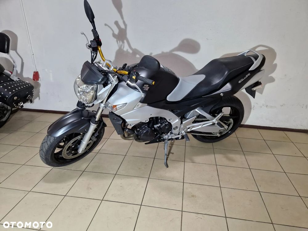 Suzuki GSR - 21