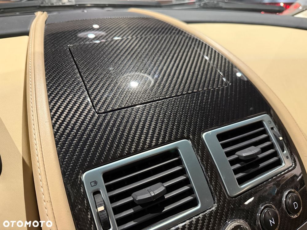 Aston Martin DB9 Standard - 33