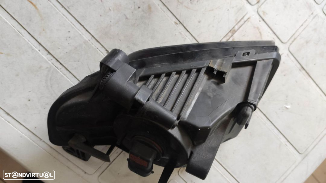 farol nevoeiro esquerdo Audi A4 8k facelift - 3
