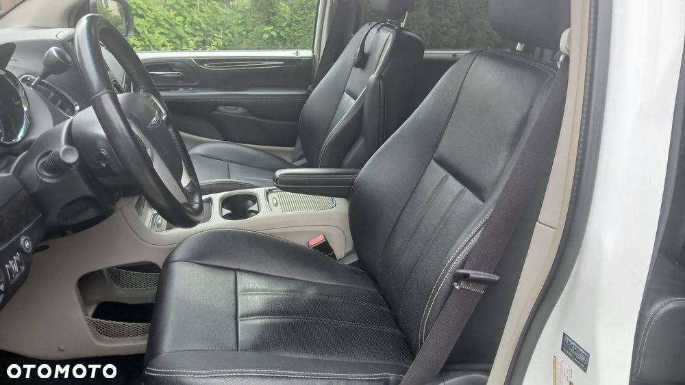 Chrysler Town & Country 3.6 Limited - 15
