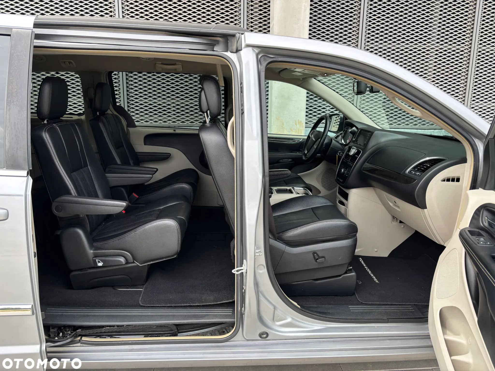 Chrysler Town & Country 3.6 Limited - 11