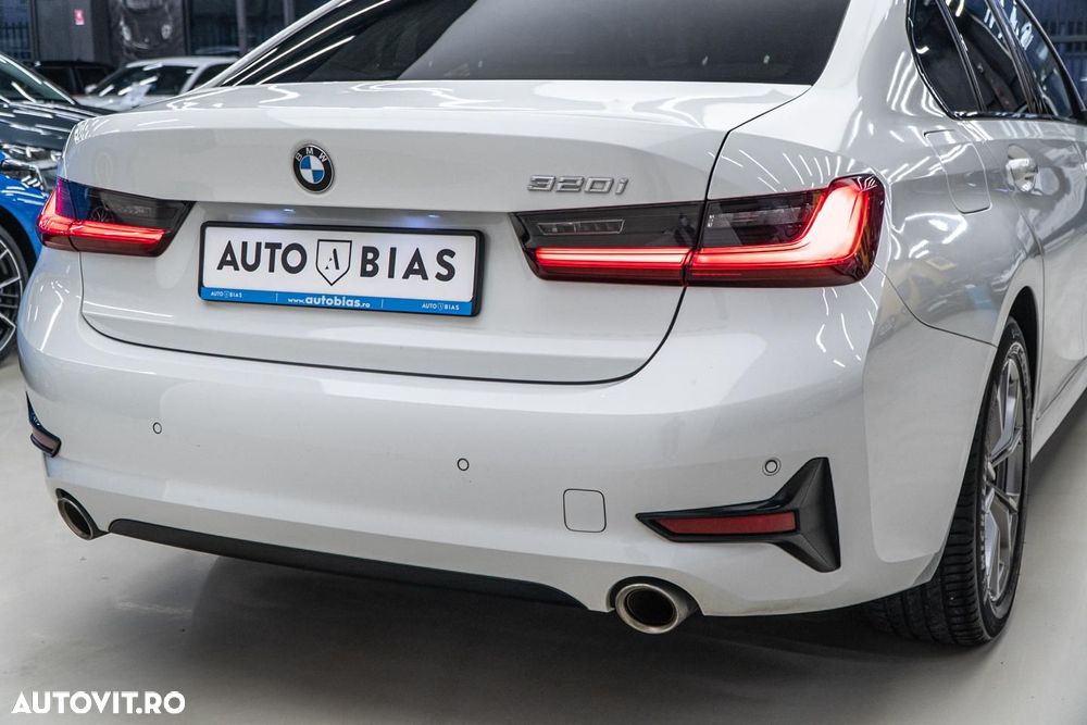 BMW Seria 3 320i Aut. Sport Line - 13