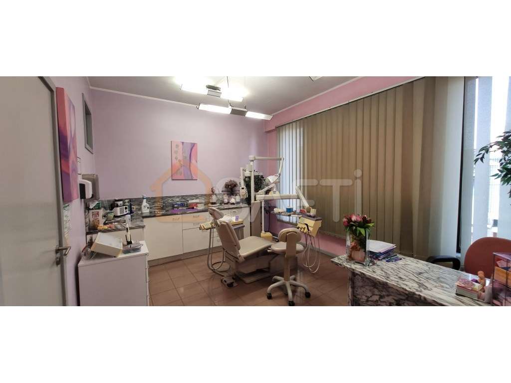 Clínica Dentária em funcionamento em S. Mamede de Infesta - Grande imagem: 5/21