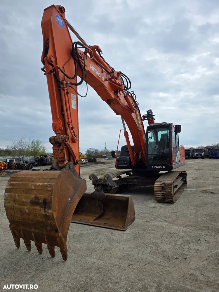 Hitachi ZX 210 LC excavator pe senile compact deporte. - 5