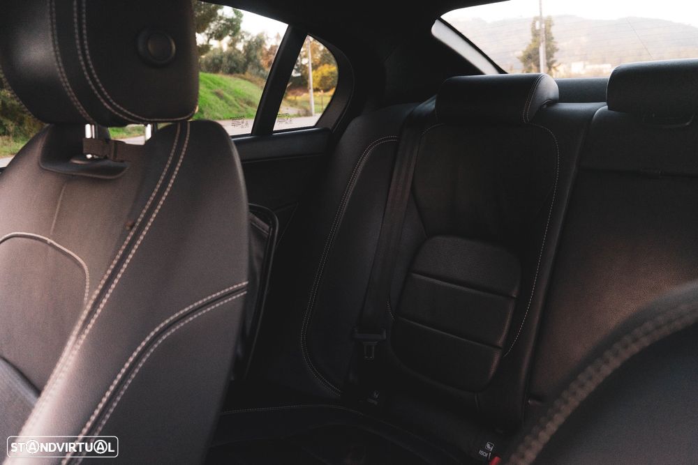 Jaguar XE 2.0 D R-Sport Aut. - 11