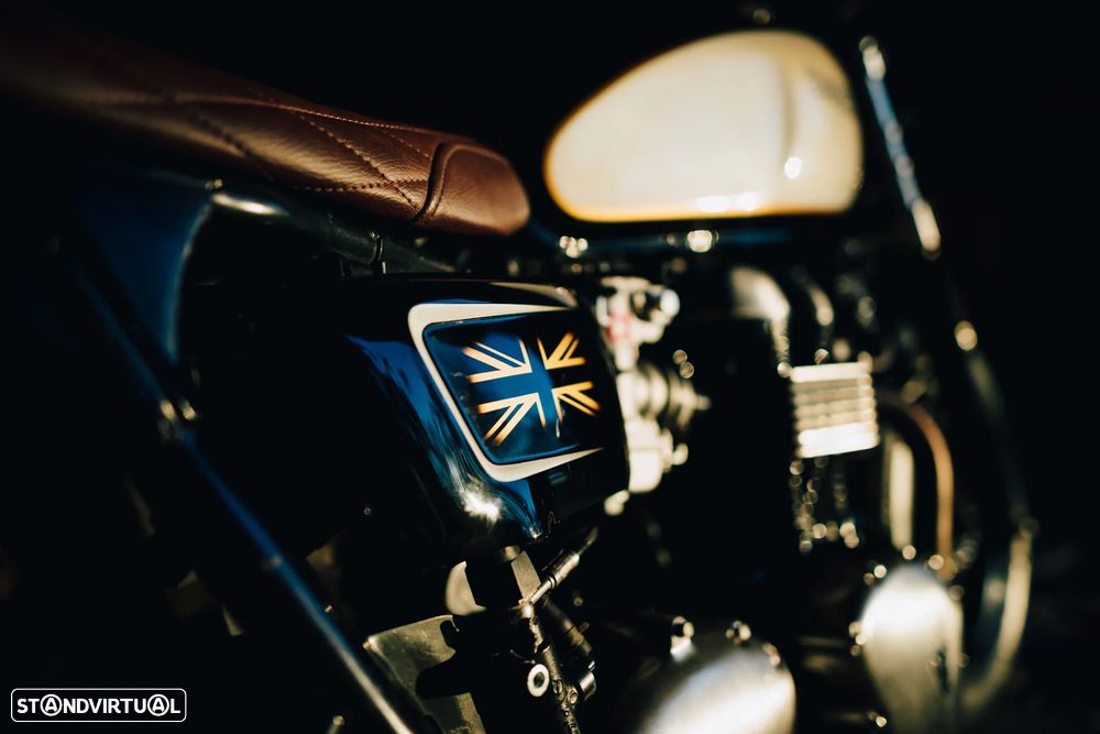 Triumph Bonneville - 4