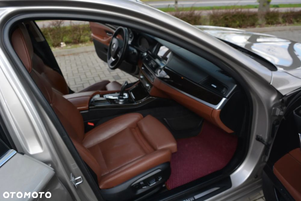 BMW Seria 5 528i xDrive Luxury Line - 30
