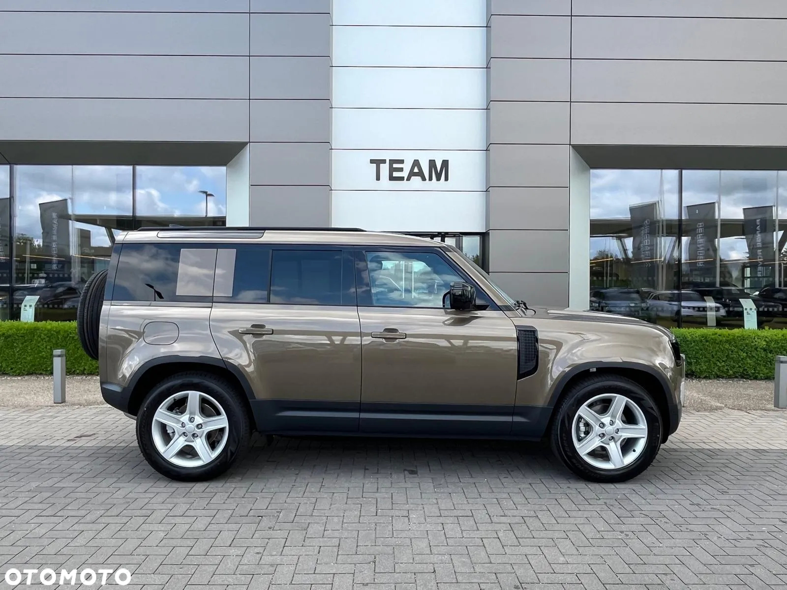 Land Rover Defender - 3