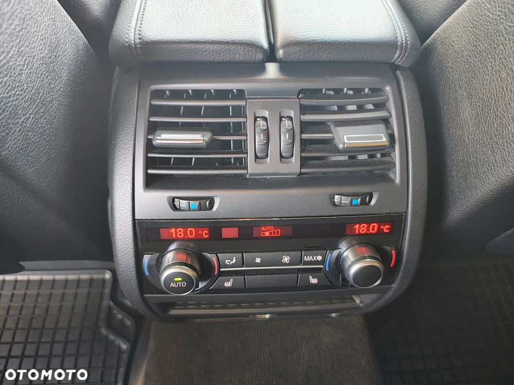BMW Seria 5 550i Sport-Aut - 27