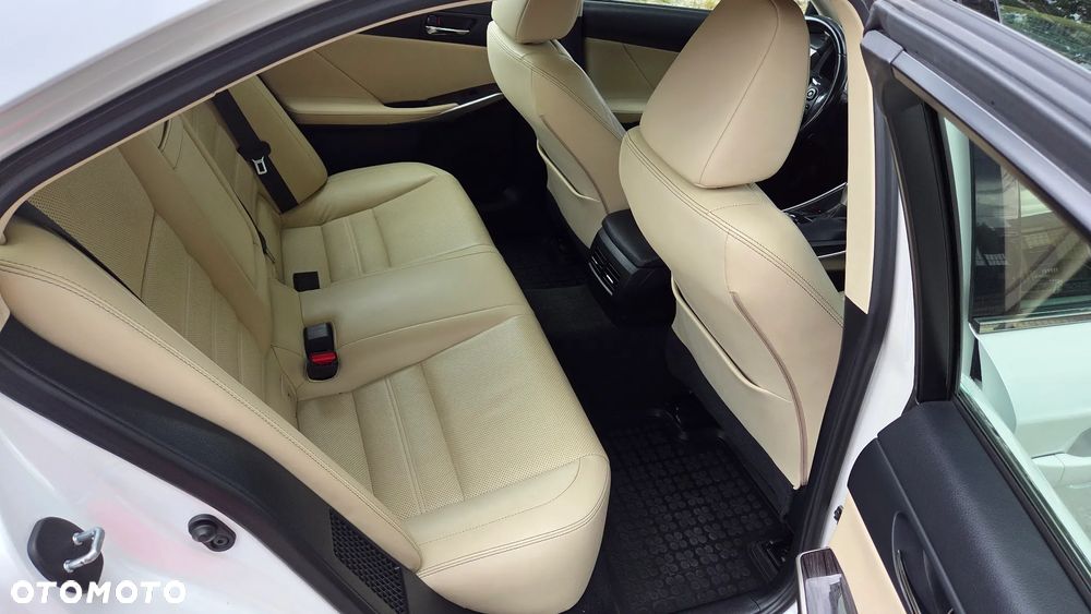 Lexus IS 300h Prestige - 15