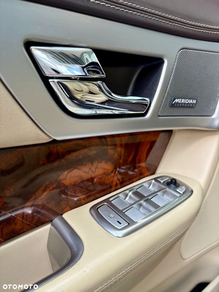 Jaguar XF 35t AWD Portfolio - 28