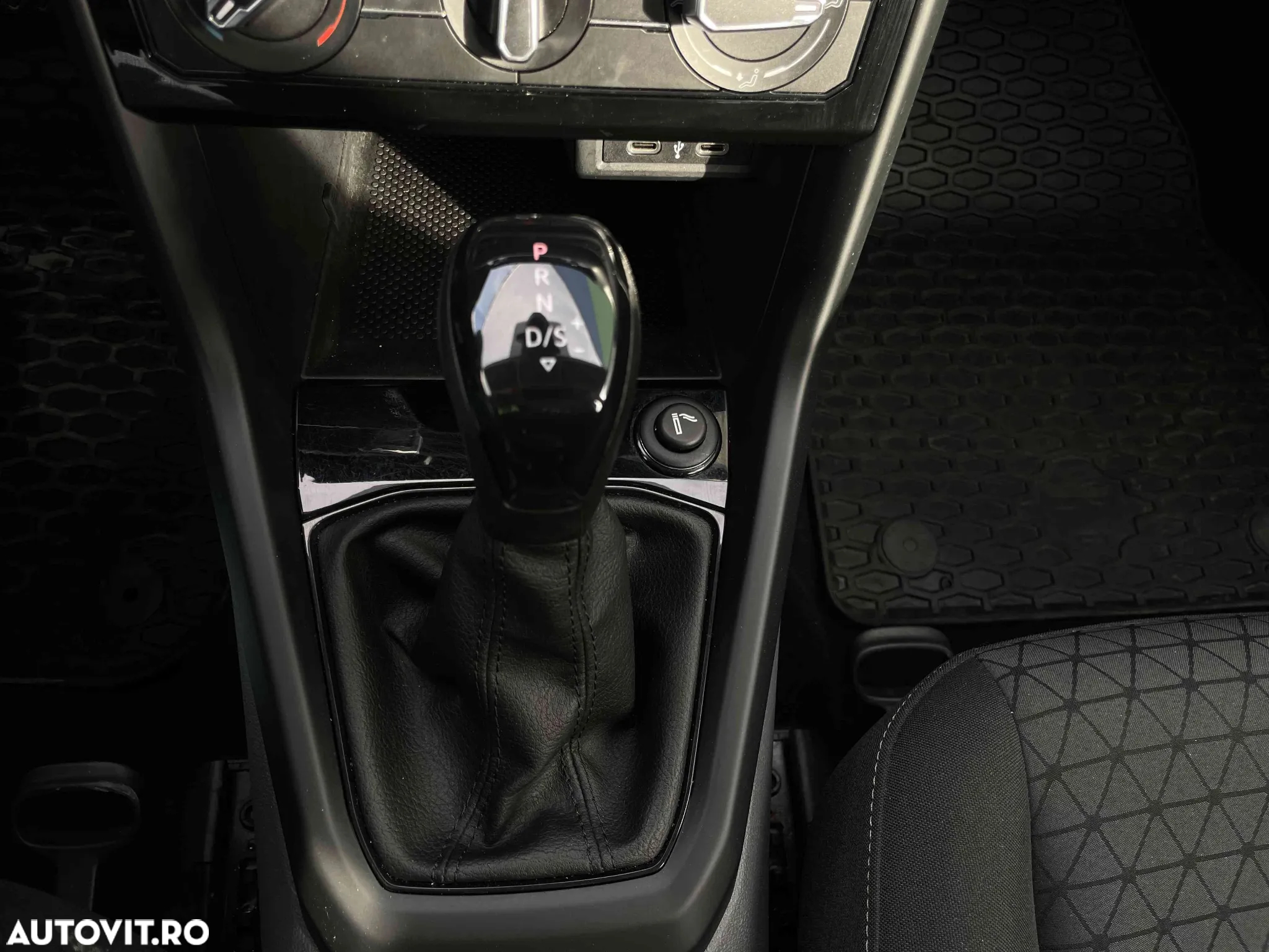 Volkswagen T-Cross - 12