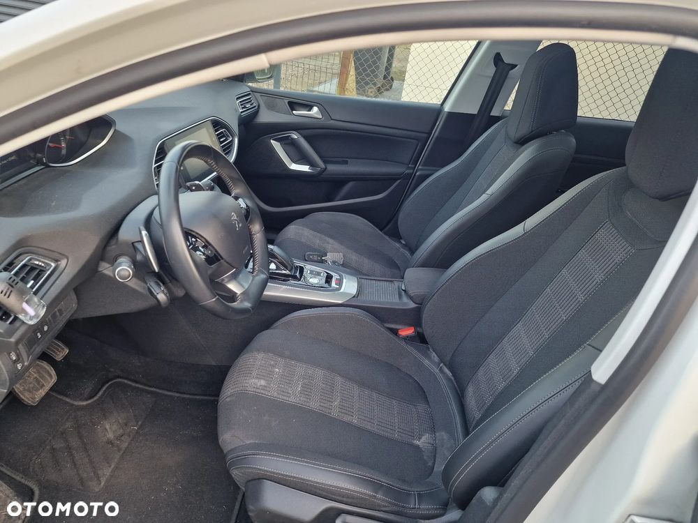 Peugeot 308 PureTech 130 GPF EAT8 Stop & Start Allure Business-Paket - 19