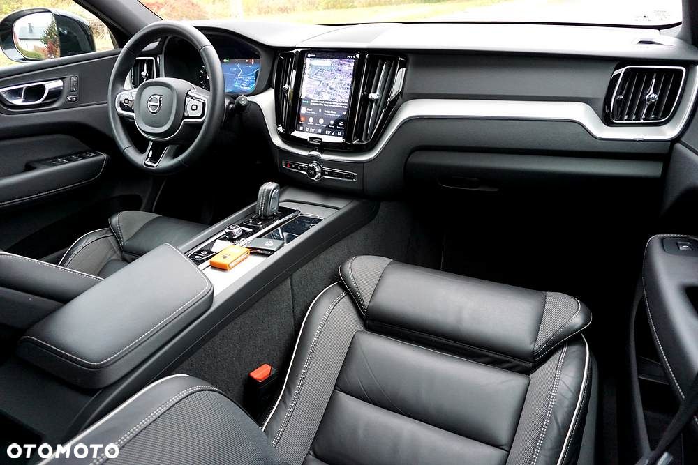 Volvo XC 60 B4 D Plus Dark - 27