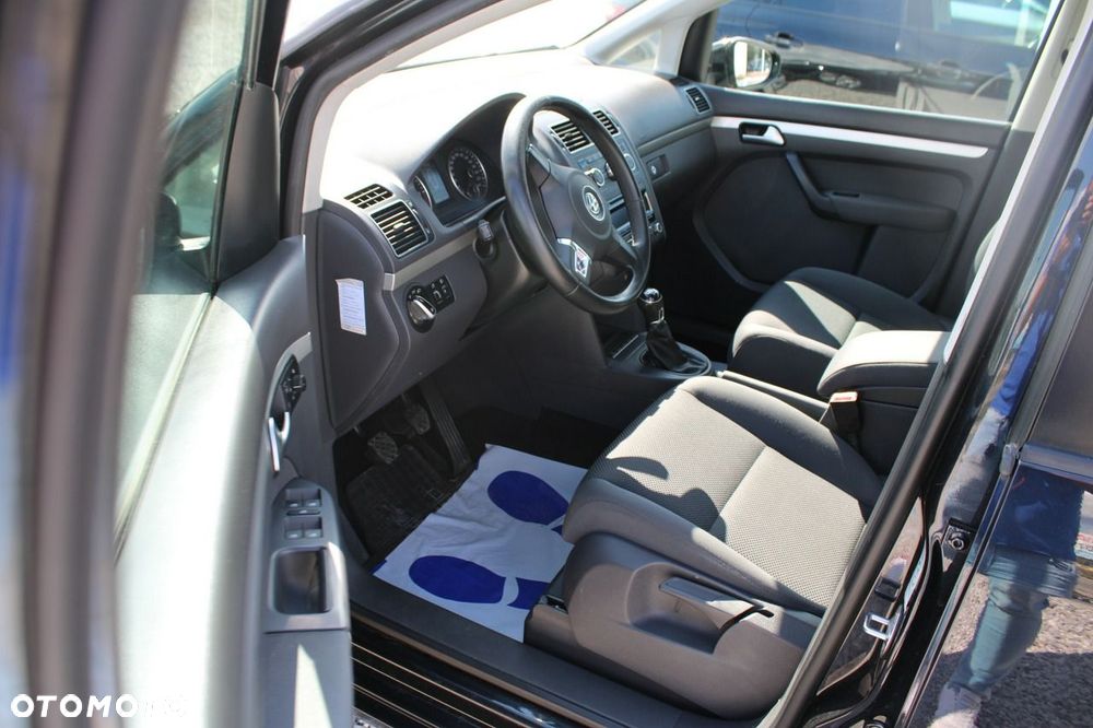 Volkswagen Touran - 12