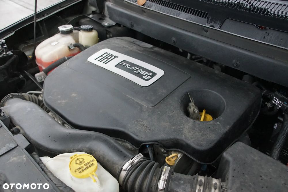 Auto na części - Fiat Freemont 2.0 Multijet 170 KM 71770239 55251728 370A 2013R Silnik Skrzynia Drzwi Szyba Zderzak Błotnik Klapa Maska Lampa Lusterko Deska Kokpit Sterownik Moduł Czujnik Licznik Wyświetlacz Kierownica - 18