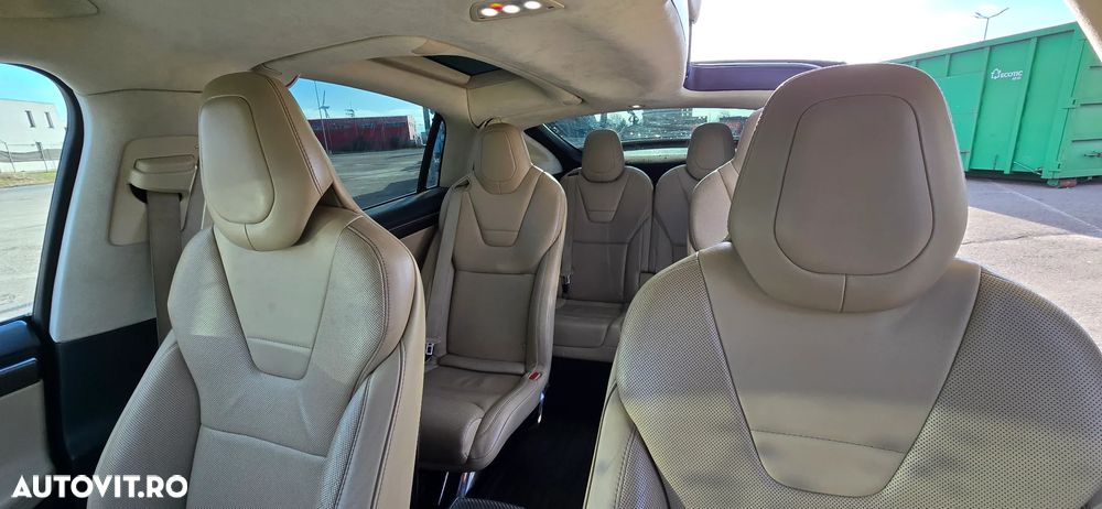 Tesla Model X - 11